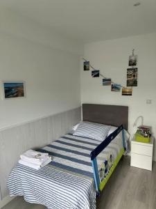 Cama en habitación con pared en Apartamento Temático Cantabria, en Camargo