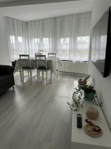 sala de estar con mesa de comedor y sillas en Apartamento Temático Cantabria en Camargo