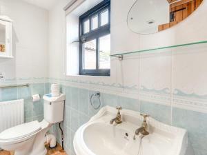 y baño con aseo y lavamanos. en Bluebell Cottage - Uk36669, en Goulsby