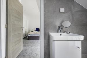 y baño con lavabo y espejo. en Modern 2bed Apartment in Worksop, en Worksop