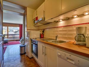 Kuchnia lub aneks kuchenny w obiekcie Studio cosy au centre de Morzine - balcon sud, proche remontées mécaniques - 4 pers - FR-1-684-43