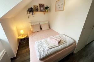 a small bedroom with a bed in a room at Bord de mer proche du port 500m de La Baule in Le Pouliguen