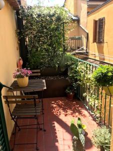 um pátio com um banco e plantas numa varanda em Casa Santa Caterina em Bolonha
