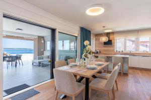 a dining room and kitchen with a table and chairs at Apartments Mandre II in Mandre