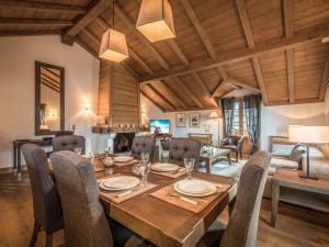 une salle à manger avec une table et des chaises en bois dans l'établissement Duplex central à Courchevel avec cheminée, balcon, et WIFI - FR-1-575-147, à Courchevel