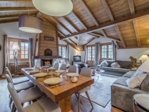 ein Wohnzimmer mit Tisch und Kamin in der Unterkunft Superbe Duplex 100m² au cœur de Courchevel 1850, à 50m des pistes, 3 chambres, tout confort - FR-1-575-146 in Courchevel
