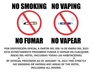 un panneau indiquant qu'il est interdit de fumer, qu'il n'y a pas de stationnement et qu'il n'y a pas de piste dans l'établissement Hotel Fenix, à Tapachula
