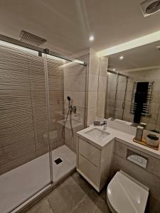 ジブラルタルにあるLuxury Apartment in Eurocityの洗面台、シャワー、トイレ付きのバスルーム +9枚の写真