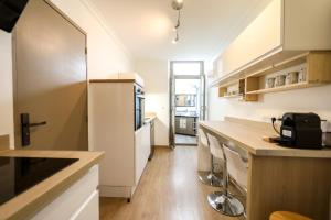 cocina con nevera y encimera en Le lavandin, spacieux et moderne P4, centre ville, wifi, en Nimes