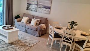 ein Wohnzimmer mit einem Sofa und einem Tisch in der Unterkunft Luxury Apartment in Eurocity in Gibraltar