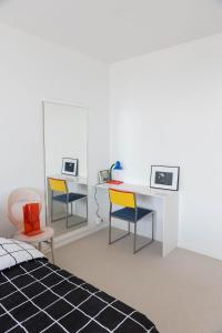 1 Schlafzimmer mit einem Schreibtisch, 2 Stühlen und einem Tisch in der Unterkunft Panoramic view of Marseille for two in Marseille