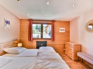 2 Betten in einem Zimmer mit Fenster in der Unterkunft Appartement Les Gets, 3 pièces, 6 personnes - FR-1-685-60 in Les Gets