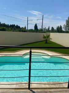 阿维尼翁Magnifique villa pour le festival d'Avignon的游泳池周围设有围栏
