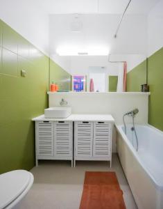 ein Badezimmer mit einem Waschbecken, einer Badewanne und einem WC in der Unterkunft Panoramic view of Marseille for two in Marseille