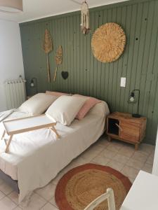 um quarto com uma cama grande e uma mesa em Les petites chambres de Lacoste em Lacoste