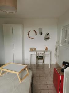uma sala de estar com uma mesa e uma sala de jantar em Les petites chambres de Lacoste em Lacoste