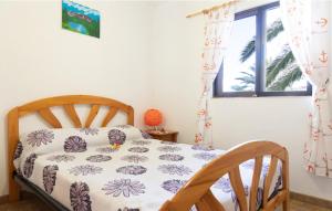 バジェエルモソにあるOne bedroom house with sea view enclosed garden and wifi at Vallehermoso 2 km away from the beachのベッドルーム(ベッド1台、窓付)