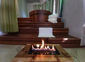 a fire pit in the middle of a room with stairs at Rodeio das Lagoas in Cambara do Sul