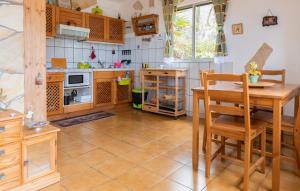 cocina con mesa de madera, mesa y sillas en One bedroom house with enclosed garden and wifi at Vallehermoso 3 km away from the beach, en Vallehermoso