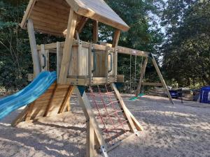 Aire de jeux pour enfants de l'établissement Camping La Bergerie