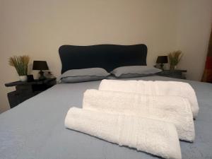 a bed with two white towels on top of it at B&B Giulianova in Giulianova
