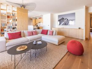un salon avec un canapé et une table dans l'établissement Ski-in/Ski-out à l'Alpe d'Huez: Appartement 130m² avec Piscine, Sauna et Hammam - FR-1-645-21, à Huez 9 autres photos