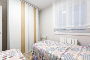 um quarto com uma cama e uma janela em Apartamento en Santoña em Santoña