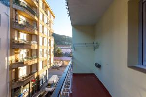 uma vista a partir de uma varanda de um edifício em Apartamento en Santoña em Santoña