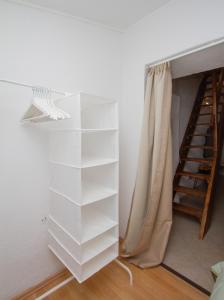 una habitación con estanterías blancas junto a una escalera en Sole e Limone en Kraj