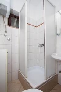 uma casa de banho com um chuveiro e um lavatório. em Sole e Limone em Kraj