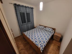拉布的住宿－Padova 2，一间带床和窗帘的小卧室