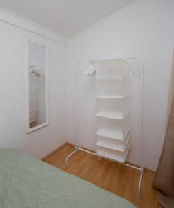 um quarto com uma prateleira branca e um espelho em Sole e Limone em Kraj