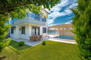 une maison avec une terrasse et une piscine dans l'établissement Secluded Villa with Private Pool in Antalya, à Antalya