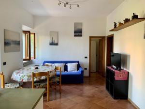 sala de estar con sofá azul y mesa en Villino Dragonfly, en Lastra a Signa
