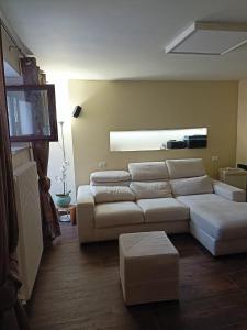 sala de estar con 2 sofás blancos y sofá en CASA FASANO 