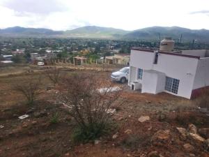 a car parked next to a house on a hill at Bungalow en la mejor ruta turística de Oaxaca in San Jerónimo Tlacochahuaya