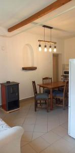 - une salle à manger avec une table et une cuisinière dans l'établissement Inner House, à Kőröshegy