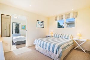 Postel nebo postele na pokoji v ubytování Kapiti Panorama - Waikanae Beach Holiday Home