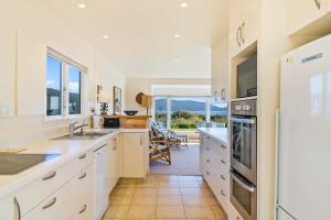 Kuchyň nebo kuchyňský kout v ubytování Kapiti Panorama - Waikanae Beach Holiday Home