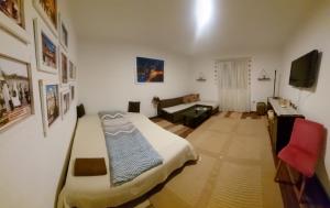uma sala de estar com uma cama e um sofá em Pandora's Place em Saraievo