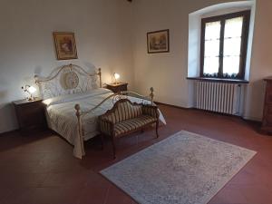 Ένα ή περισσότερα κρεβάτια σε δωμάτιο στο villa I Lecci nel chianti +38 φωτογραφίες