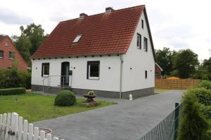 une maison blanche avec un toit rouge dans l'établissement Domo Dolce Wohnapartment, 