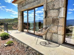 2 sillas sentadas en un balcón con vistas en Quinta Do Marmeiral en Mangualde