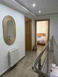 um quarto com uma escada e um espelho na parede em Duplex à Hammamet centre em Hammamet Sud