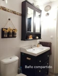 bagno con lavandino, servizi igienici e specchio di lo flamenc @Amposta ad Amposta
