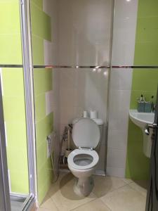 a bathroom with a toilet and a sink at Appartement très proche Rabat et de l'Aéroport in Salé