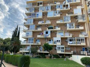 een groot appartementencomplex met balkons bij Hercules estudio con vistas al mar in Benalmádena