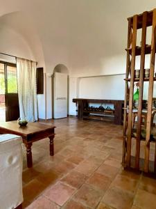 sala de estar con mesa y chimenea en Bouganville-La Casa Dei Fiori, en Pantelleria