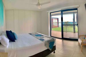 Airlie Beach的住宿－Whitsunday Dreams，一间卧室设有一张床和一个大窗户