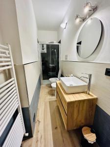 ein Badezimmer mit einem Waschbecken, einem WC und einem Spiegel in der Unterkunft La Coccona in Porto Venere